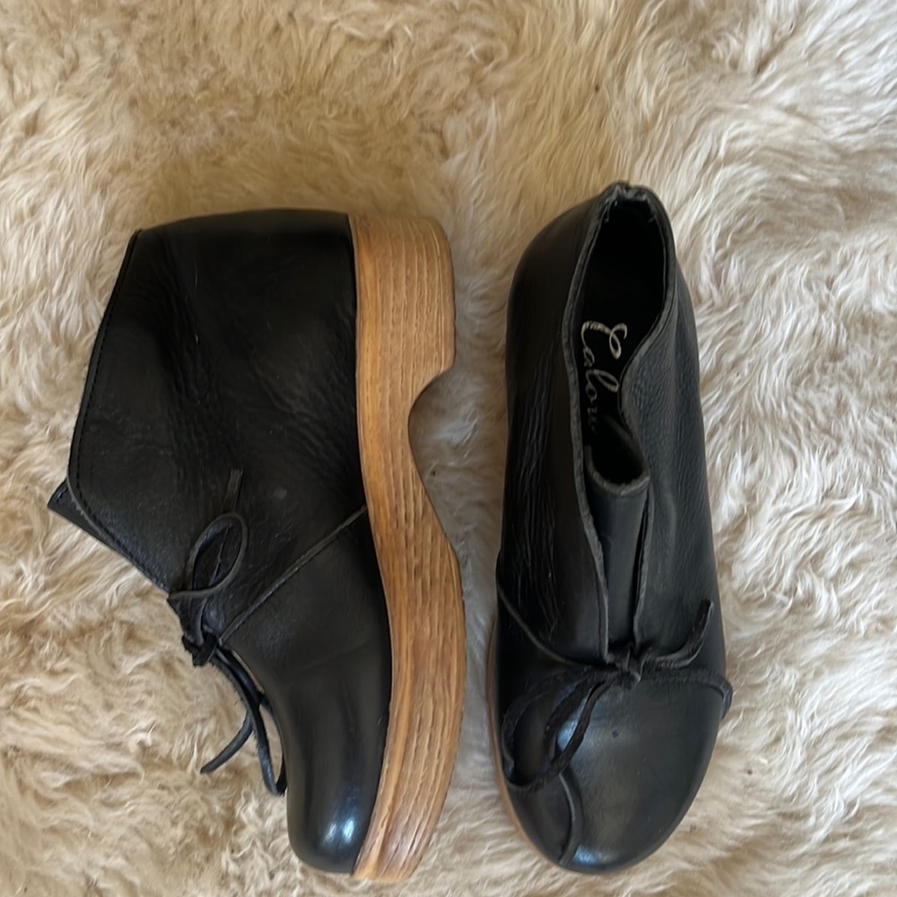 Calou Stockholm-black leather w/faux wood sole slip on bootie Tie bow accent. 37